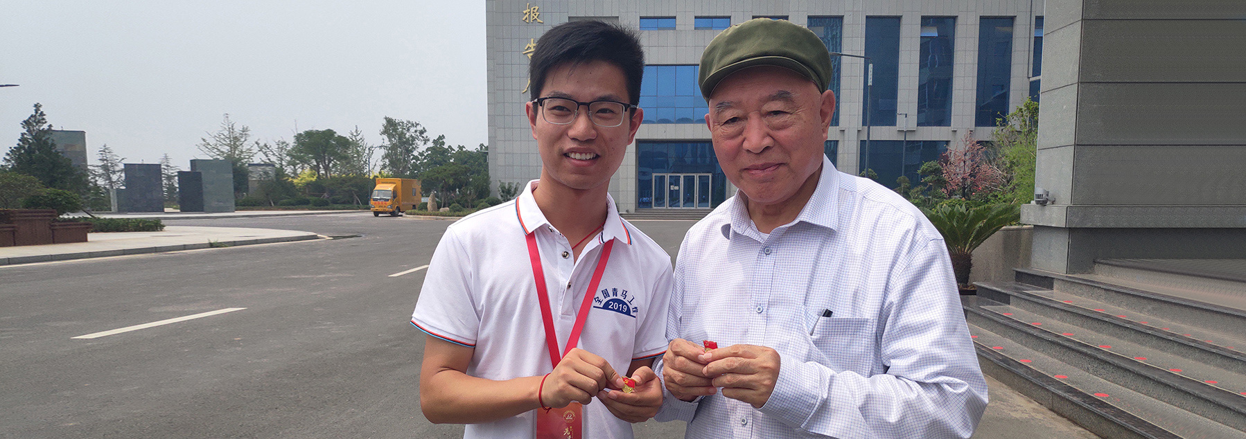 学员与吴金印交换党徽