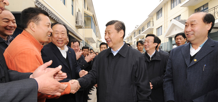 习近平同志视察刘庄时与群众亲切交谈