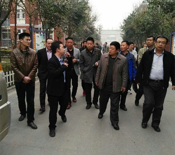 学员在南李庄社区参观调研_看图王