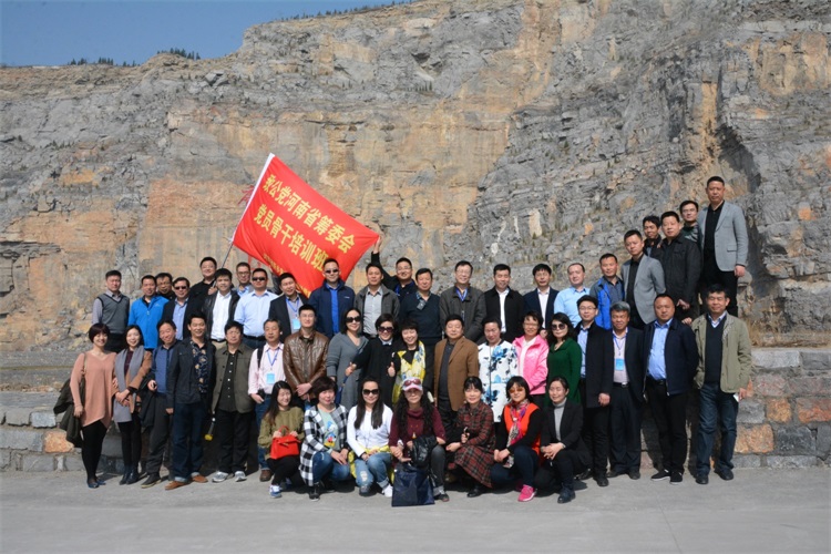 学员在唐公山合影.JPG