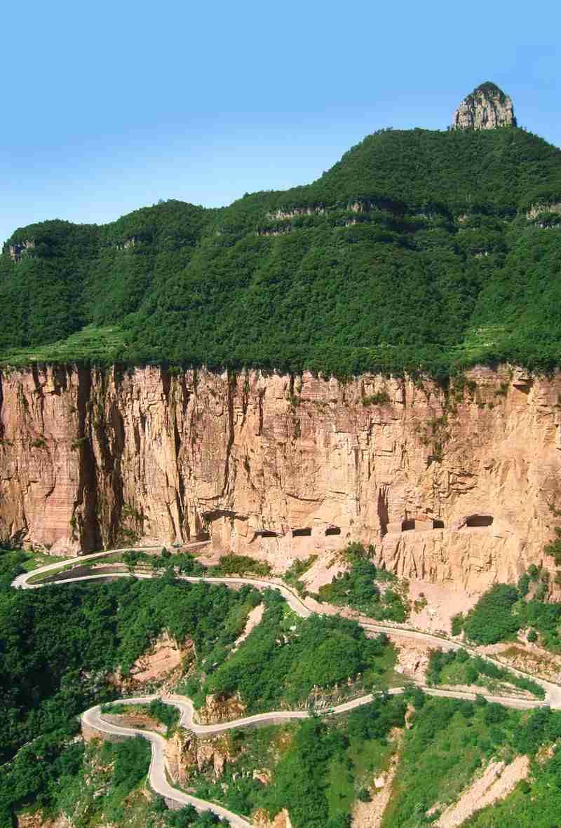 “当代愚公张荣锁“回龙挂壁公路教学点